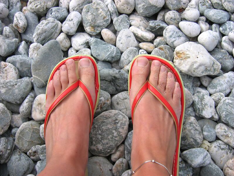 chodzenie w butach po plaży, aby zapobiec grzybom