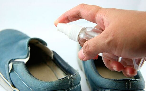 Podczas leczenia grzyba konieczne jest potraktowanie butów specjalnym roztworem. 