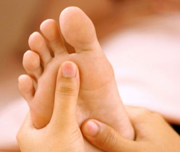 Infekcja grzybicza objawia się przede wszystkim łuszczeniem się skóry na stopach i swędzeniem. 
