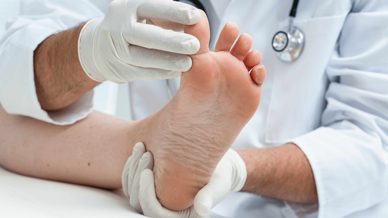badanie skóry nóg podczas wizyty u specjalisty