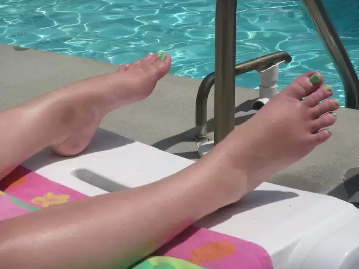 stopy bez grzyba przy basenie