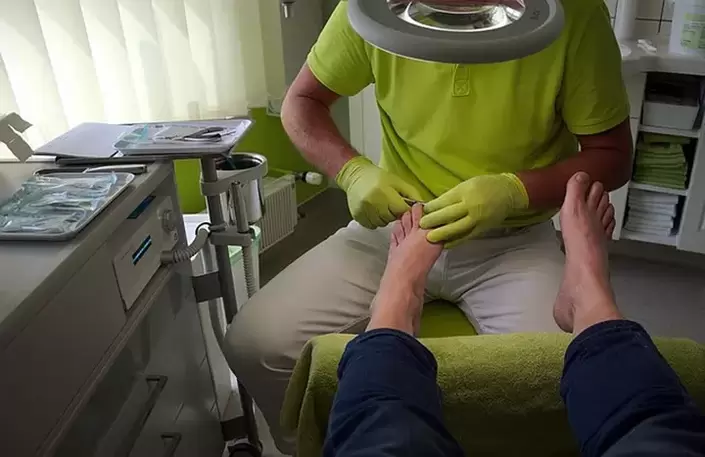 zabieg pielęgnacji paznokci stóp